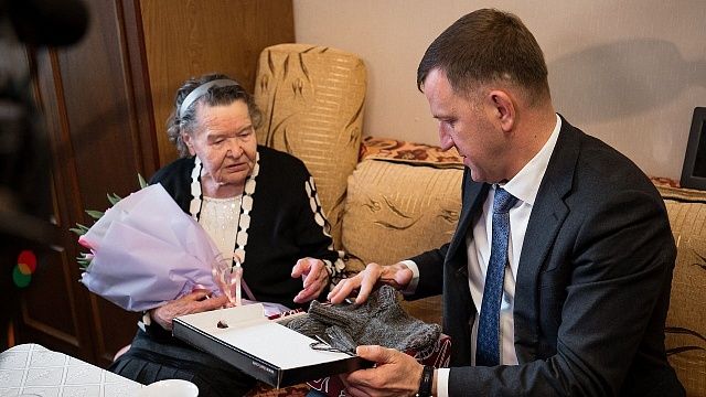 Глава Краснодара поздравил с 8 Марта ветерана ВОВ. Фото: Андрей Зубов