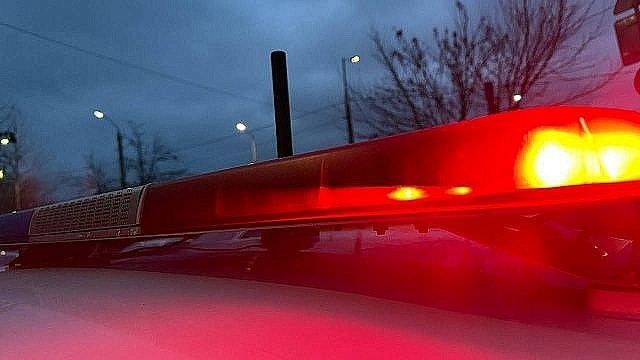 Один человек погиб и двое пострадали при пожаре в подъезде дома в Москве