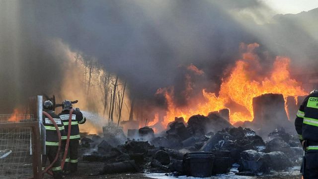 В Краснодаре тушат пожар на площади больше 1100 кв. м.