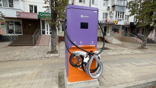 В Краснодаре появились новые станции для зарядки электромобилей. Фото: Александр Тимофеев