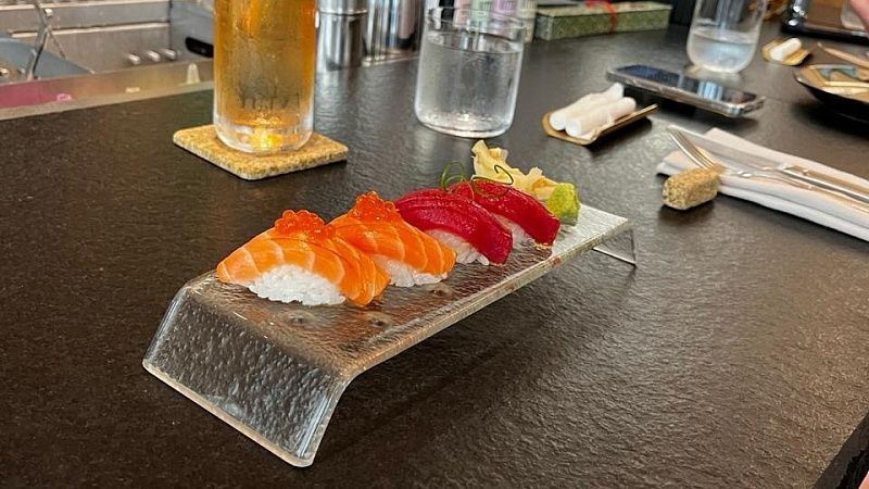 Туристке выставили счет за висевшую на крючке сумку в ресторане на Ибице