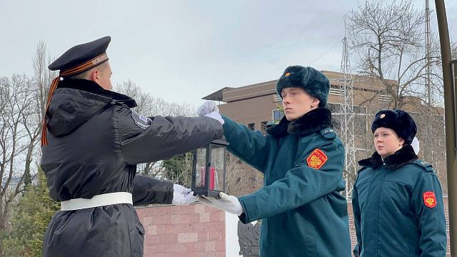 В Краснодар из Новороссийска передали символичный огонь Памяти