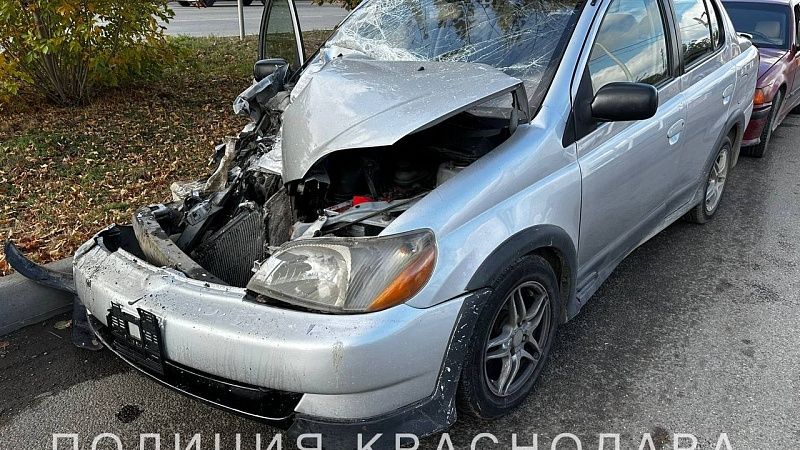 Иномарка протаранила маршрутку из-за нарушившего ПДД водителя в Краснодаре