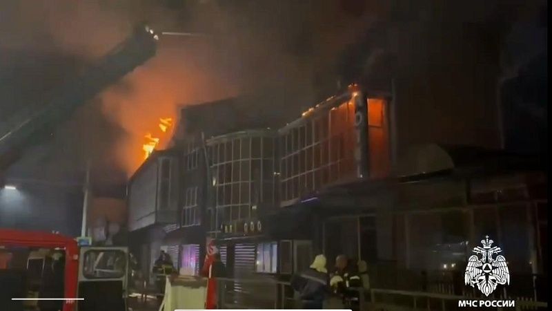 МЧС показало тушение горящих гостиницы и кафе в Кропоткине вечером 9 марта 