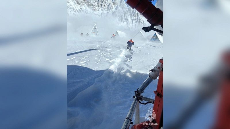 Троих сочинцев эвакуировали вертолётом из снежного «плена» Черкесского перевала