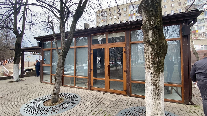 В Фестивальном сквере Краснодара сносят незаконное летнее кафе