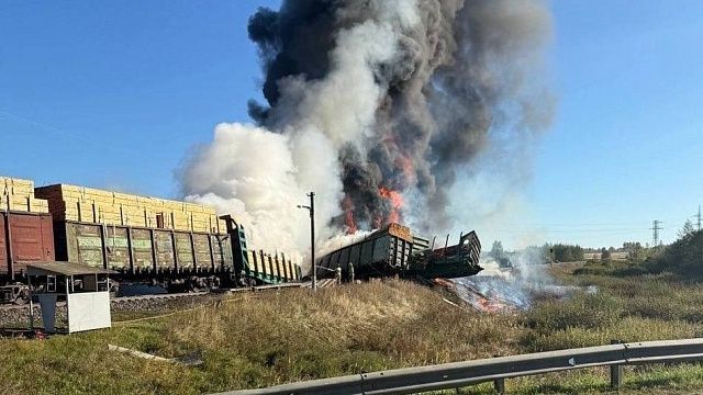 Шесть цистерн с топливом сошли с рельсов и загорелись в Смоленской области
