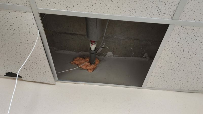 Повредившего потолок и дверь в подъезде неадеквата задержали в Краснодаре