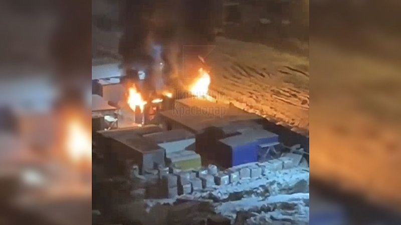 На стройплощадке школы в Краснодаре загорелся блок-контейнер
