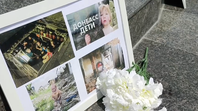 Краснодарцы принесли к собору детские игрушки и цветы в память о детях Донбасса. Фото: телеканал «Краснодар»
