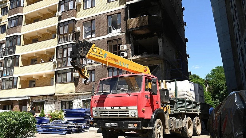 Наумов проконтролировал ход работ в пострадавшем от атаки БПЛА дома в Краснодаре