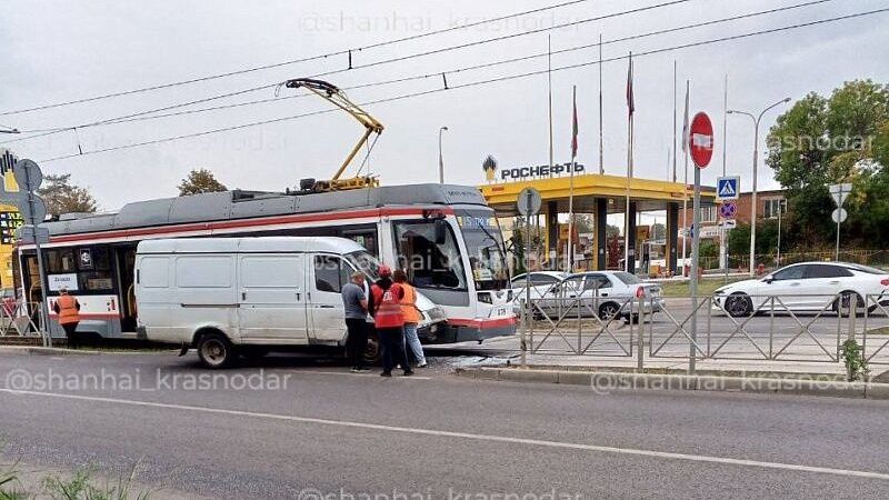 «Газель» влетела в трамвай и парализовала движение 5 маршрутов в Краснодаре