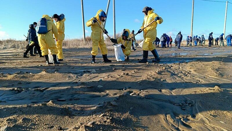 Десять пунктов выдачи инвентаря и СИЗ для уборки мазута открыли в Анапе 