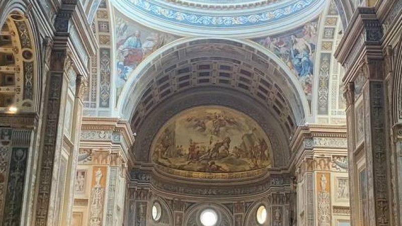 Неизвестный сходил в туалет прямо на алтарь базилики Святого Петра в Ватикане