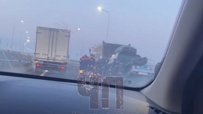 В ДТП с микроавтобусом и грузовиком погибли три человека на Кубани