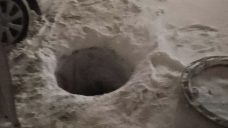 Молодая мать провалилась в колодец в Южно-Сахалинске 