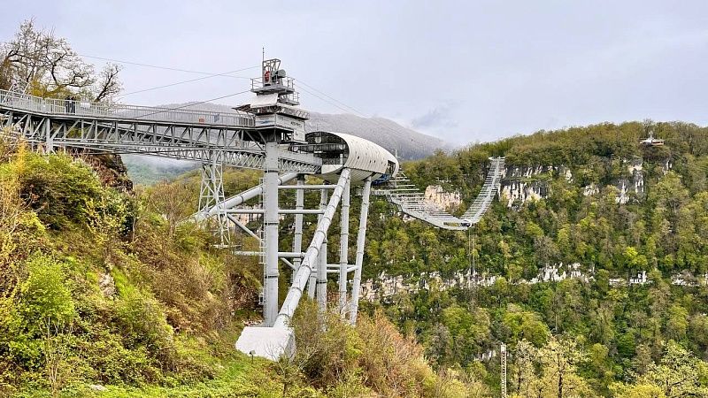 На самых высоких качелях прокатился 95-летний экстремал в Сочи