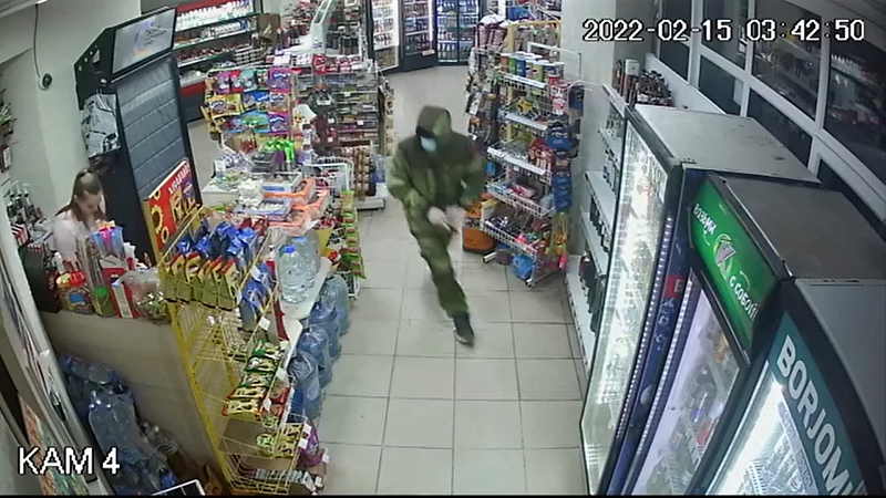 Полиция Краснодара за два дня задержала двух мужчин, которые с оружием напали на женщин и продавца в магазине