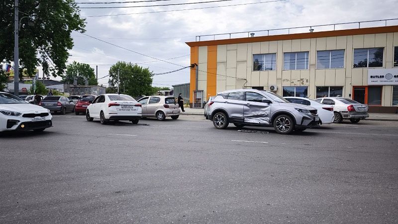 ДТП с такси и кроссовером заблокировало движение в Краснодаре