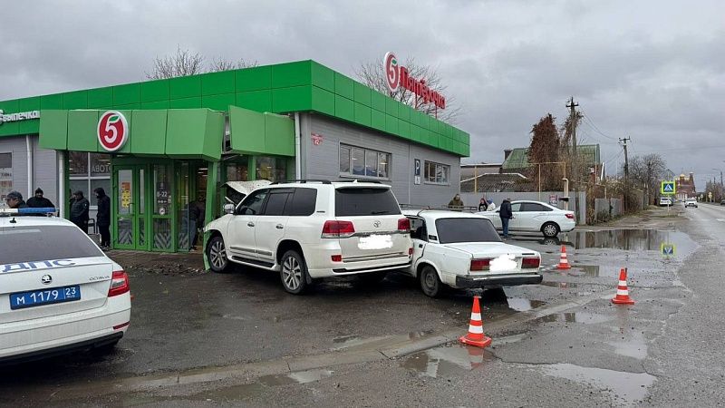 Неопытный водитель на «Крузаке» заехал в магазин на Кубани