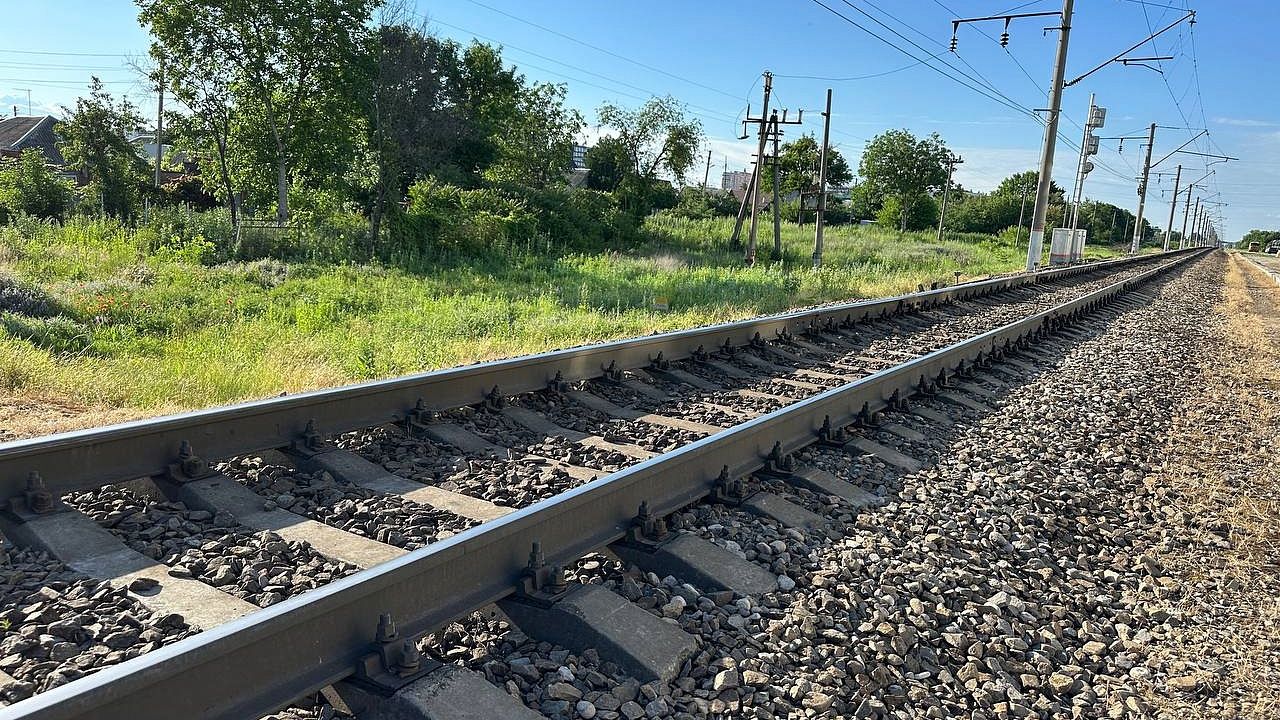Из-за перекрытия Крымского моста задержали 16 поездов на Кубани