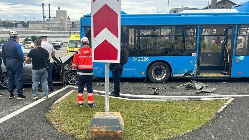 Легковушка врезалась в автобус в Сириусе