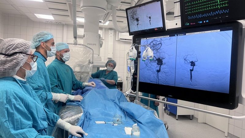Хирурги установили стент в сосуд головного мозга впервые на Кубани