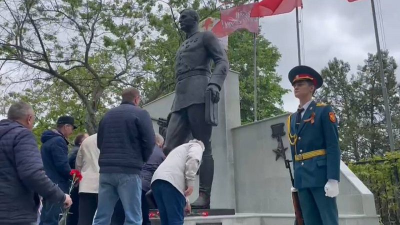 В краснодарском парке 30-летия Победы открыли памятник Василию Грабину