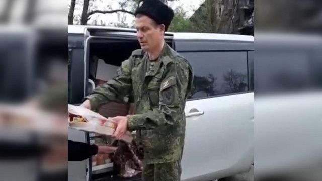Казаки Кубанского казачьего войска доставили гуманитарную помощь проживающим близ «Азовстали»