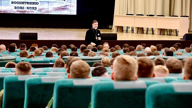 Священник Александр Игнатов провел лекцию на тему русской армии. Фото: t.me/XramXrista/1233