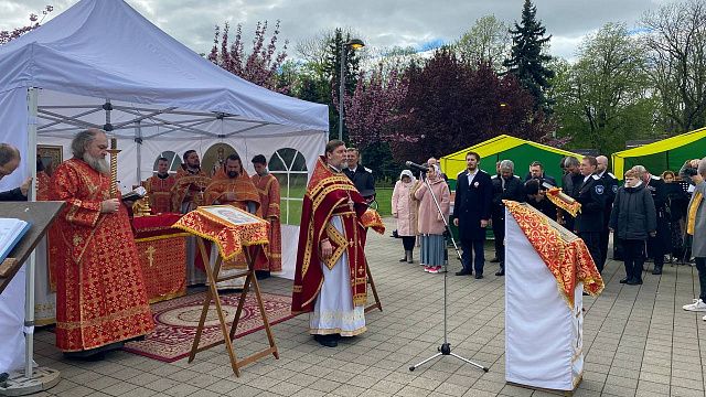 В городском парке Краснодара прошла Божественная литургия, на которой молились за участников СВО  Фото: телеканала «Краснодар»