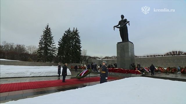 Президент почтил память ленинградцев и павших в боях за северную столицу