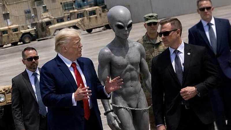 Трамп выложил в соцсети созданное ИИ фото с инопланетянином
