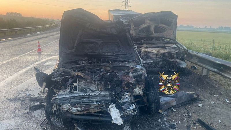Два автомобиля на Кубани загорелись после смертельного ДТП