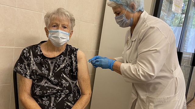 Краснодарцам рекомендуют поставить прививку от коронавируса из-за роста заболеваемости Фото: Телеканал «Краснодар»