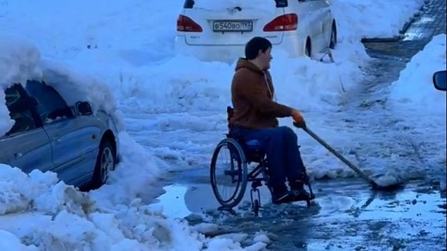 Краснодарская прокуратура разобралась в ситуации, когда инвалид-колясочник расчищал тротуар от снега