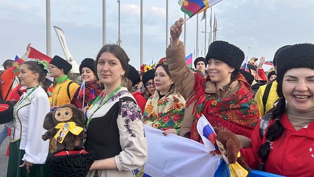 Тысячи иностранцев и россиян стали участниками шествия народов мира в Сириусе
