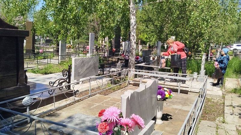 Чиновник приказал закопать готовую могилу и вымогал деньги у семьи покойного