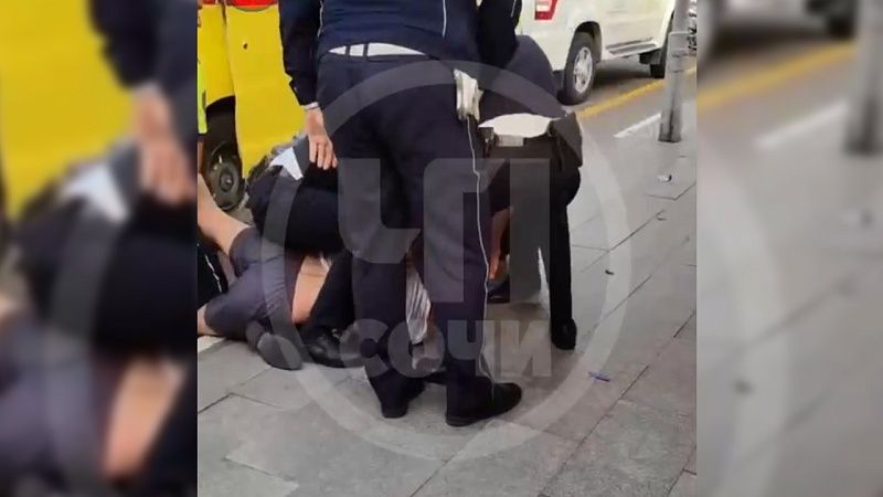 Полицейские задержали сбежавшего из скорой помощи неадеквата в Сочи