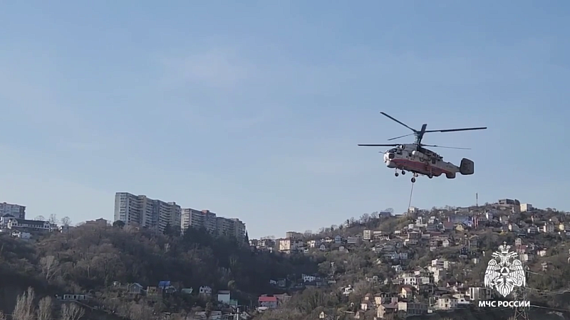 Для тушения крупного пожара в Сочи привлекли авиацию