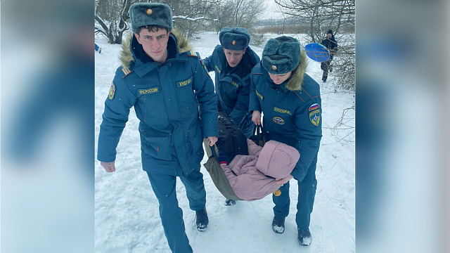 В Краснодаре травмированная девочка 20 минут пролежала в снегу. Никто из взрослых ей не помог