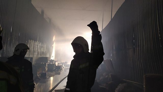 В Краснодаре устанавливают причину ночного пожара по улице Тополиной