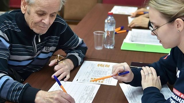 В пяти городах Кубани открылись точки сбора подписей в поддержку Владимира Путина, фото - Иван Семенец