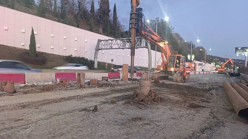 Семь свай-труб погрузили в грунт на повреждённой оползнем трассе Джубга – Сочи 