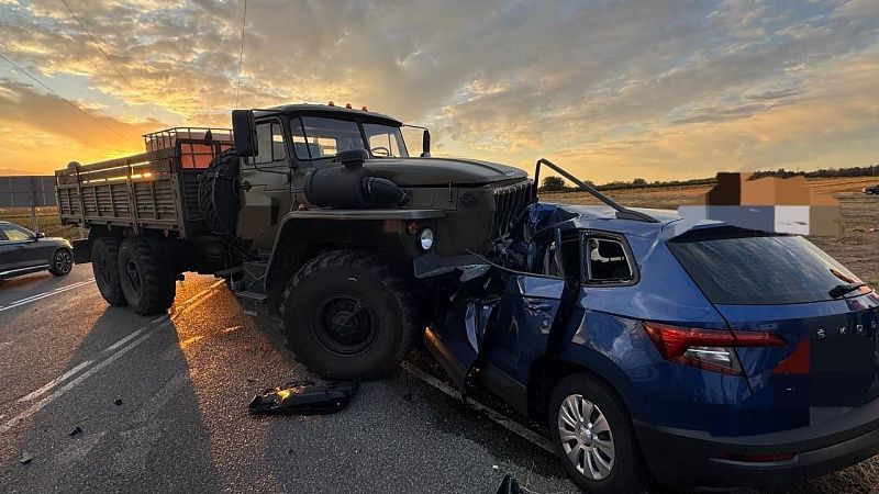 Два человека погибли в иномарке, которую снес грузовик в Темрюкском районе