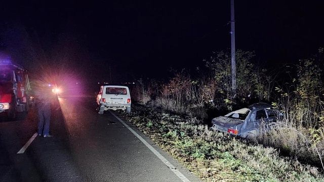 Авто с подростком-водителем и двумя пассажирами опрокинулся в кювет в Адыгее