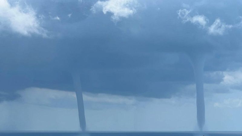 Очевидцы сняли на видео смерчи над Черным морем в Сочи и Туапсе