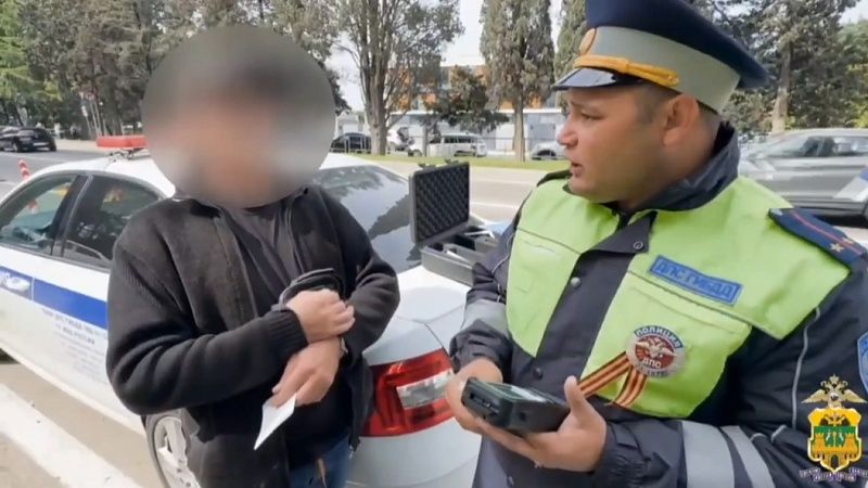 Пьяного водителя КАМАЗа остановили сотрудники Госавтоинспекции в Сочи 