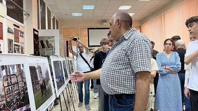 Владимир Аносов на фотовыставке в КГИК. Фото: телеканал «Краснодар»