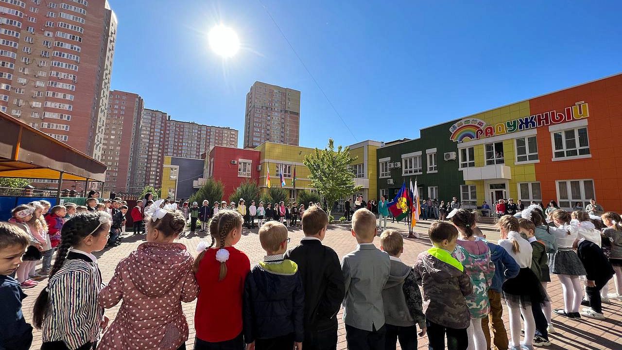 В детском саду Краснодара в начале и в конце недели поднимают флаги России, Кубани и Краснодара. Фото: Телеканал «Краснодар»